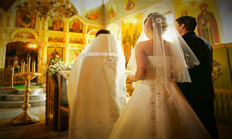 Παντρεύτηκαν με τα… κεριά σε χωριό της επαρχίας Λευκωσίας – Βλάβη σταμάτησε το μυστήριο