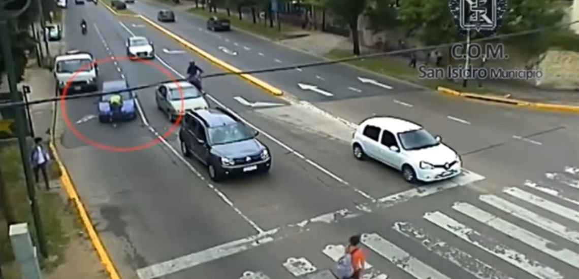 Γυναίκα οδηγούσε το αυτοκίνητό της με ένα τροχονόμο πάνω στο καπό της - ΒΙΝΤΕΟ
