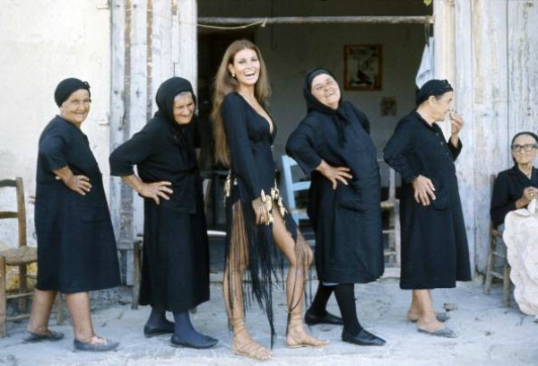 Το Hollywood στα στενά της Κύπρου! Όταν το sex-symbol της δεκαετίας του ’60, Ράκελ Γουέλς, γύριζε την επόμενη ταινία της στο κατεχόμενο σήμερα Κάρμι και φωτογραφιζόταν με τον Αρχιεπίσκοπο Μακάριο. Οι γόηδες δε την άφησαν αδιάφορη.