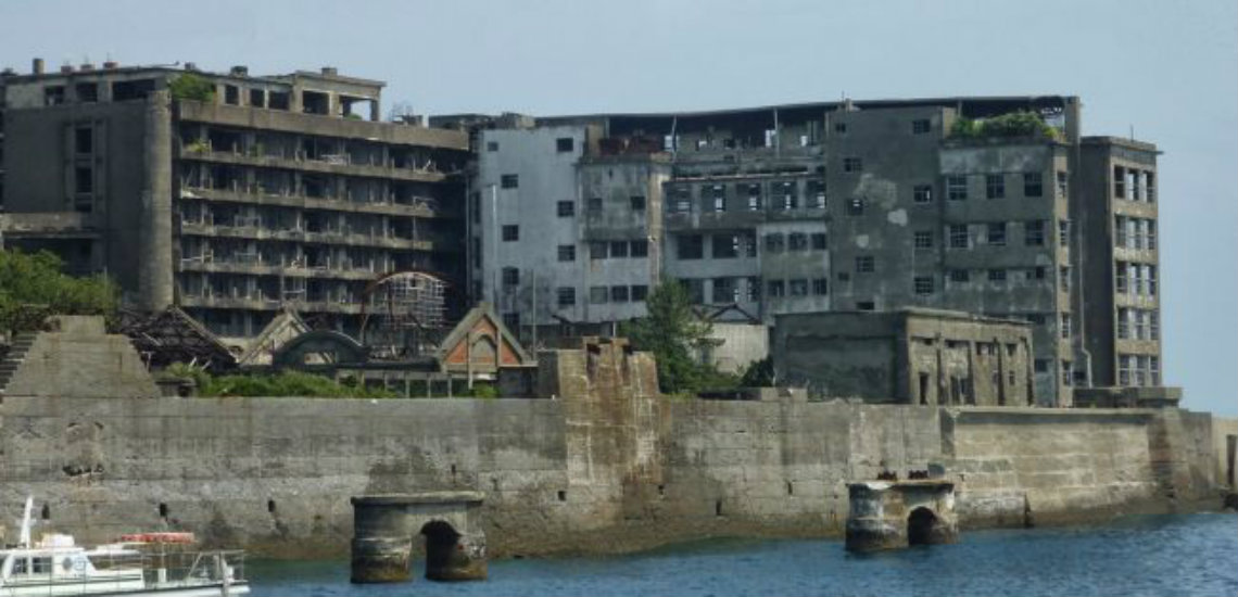 Το νησί «φάντασμα» με τα υποθαλλάσια ορυχεία της Mitsubishi που έγινε στρατόπεδο συγκέντρωσης στον Β’ Παγκόσμιο Πόλεμο. Ήταν ένα από τα πιο πυκνοκατοικημένα μέρη της γης και εγκαταλείφθηκε ξαφνικά