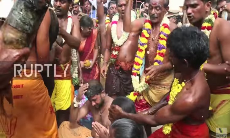 Απίστευτο! Έσπασαν καρύδες στα κεφάλια 1000 ανθρώπων στην Ινδία – VIDEO