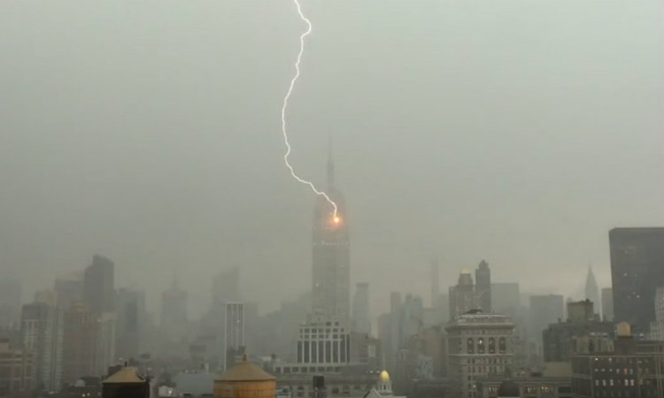 Η στιγμή που κεραυνός χτυπά το Empire State Building - VIDEO