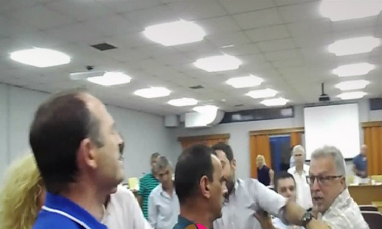 ΕΛΛΑΔΑ: Άγριος καυγάς σε συνεδρία δημοτικού συμβουλίου – VIDEO