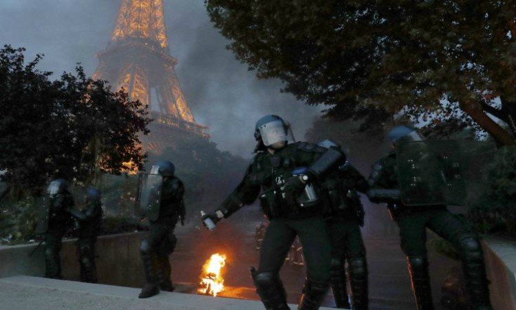 Σε κρίσιμη κατάσταση αστυνομικός μετά από επίθεση με μολότοφ στο Παρίσι