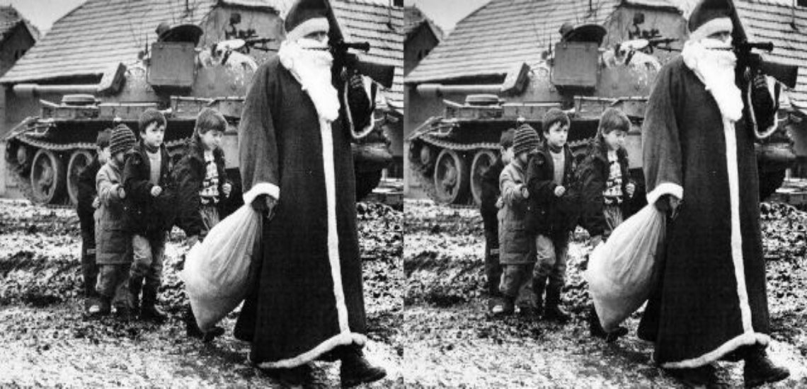 Γιατί ο Άγιος Βασίλης κρατά όπλο; Η ιστορική φωτογραφία που σημάδεψε τον πόλεμο της Γιουγκοσλαβίας