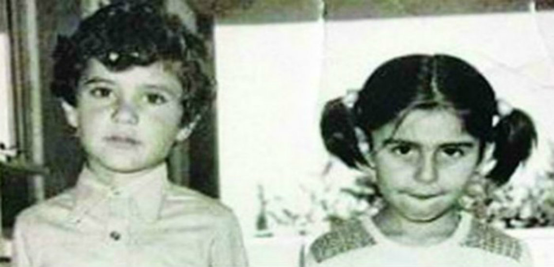 Αναγνωρίζετε μια πασίγνωστη τραγουδίστρια σε παιδική ηλικία; Είναι η φωτογραφία που έστειλε σε ένα παιδάκι στην Ελλάδα για να το ευχαριστήσει για τη βοήθεια μετά την εισβολή. Πως βρέθηκαν 4 δεκαετίες μετά