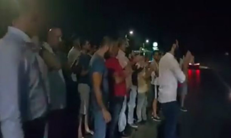Αναβρασμός και στα κατεχόμενα – Σπεύδουν έξω από την τουρκική «πρεσβεία» οι τ/κ – VIDEO