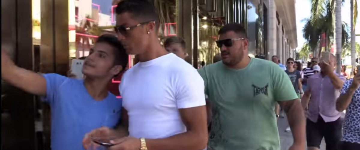 Ρονάλντο χαλάρωσε! Έσπρωξε θαυμαστή του που ήθελε να φωτογραφηθεί μαζί του! – VIDEO