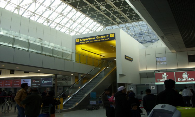 ΣΥΜΒΑΙΝΕΙ ΤΩΡΑ: Εκκενώνονται τμήματα του αεροδρομίου στο Μάντσεστερ