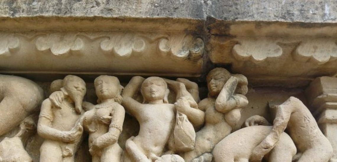 Οι ερωτικοί ναοί με τα εκατοντάδες γλυπτά που αναπαριστούν σεξουαλικές στάσεις και προστατεύει η Ουνέσκο. Τι είναι το ταντρικό σεξ (φωτο)