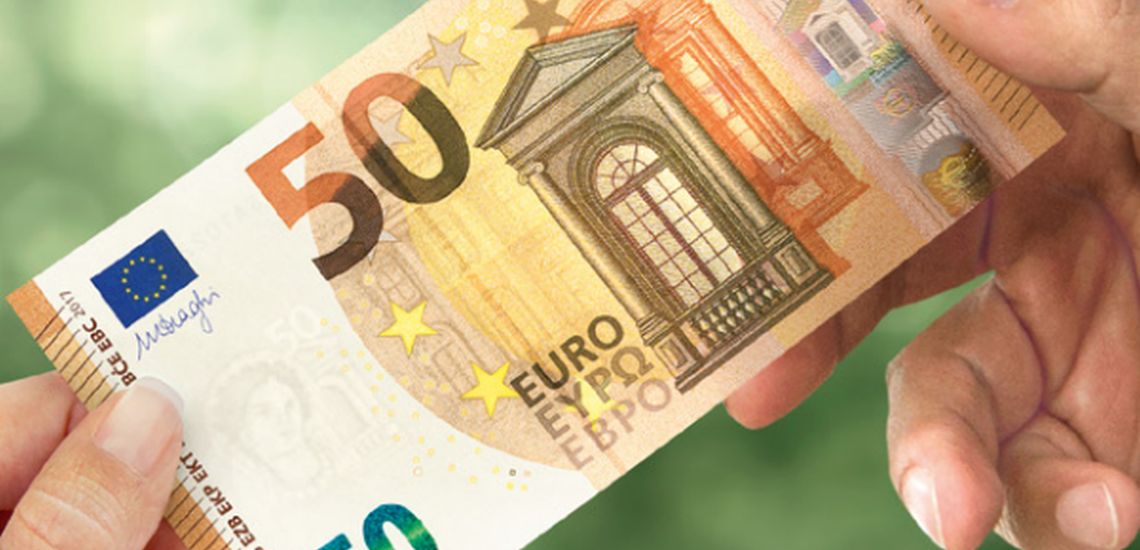 «Ξεχάστε» τα χαρτονομίσματα των €50 όπως τα ξέρατε — Πότε «παίρνουν σειρά» τα €100 και €200