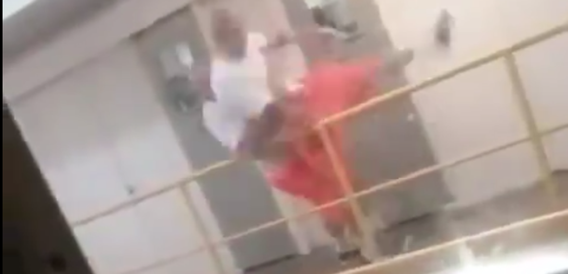 Η στιγμή που κρατούμενος πετάει συγκρατούμενό του στο κενό – Ακραίες καταστάσεις στις φυλακές των ΗΠΑ – VIDEO