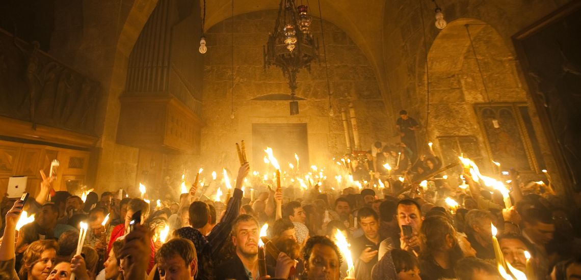 Η άφιξη του Αγίου Φωτός στην Κύπρο – Τι ώρα θα βρίσκεται στο νησί και που θα μπορεί το κοινό να το πάρει – ΦΩΤΟΓΡΑΦΙΑ