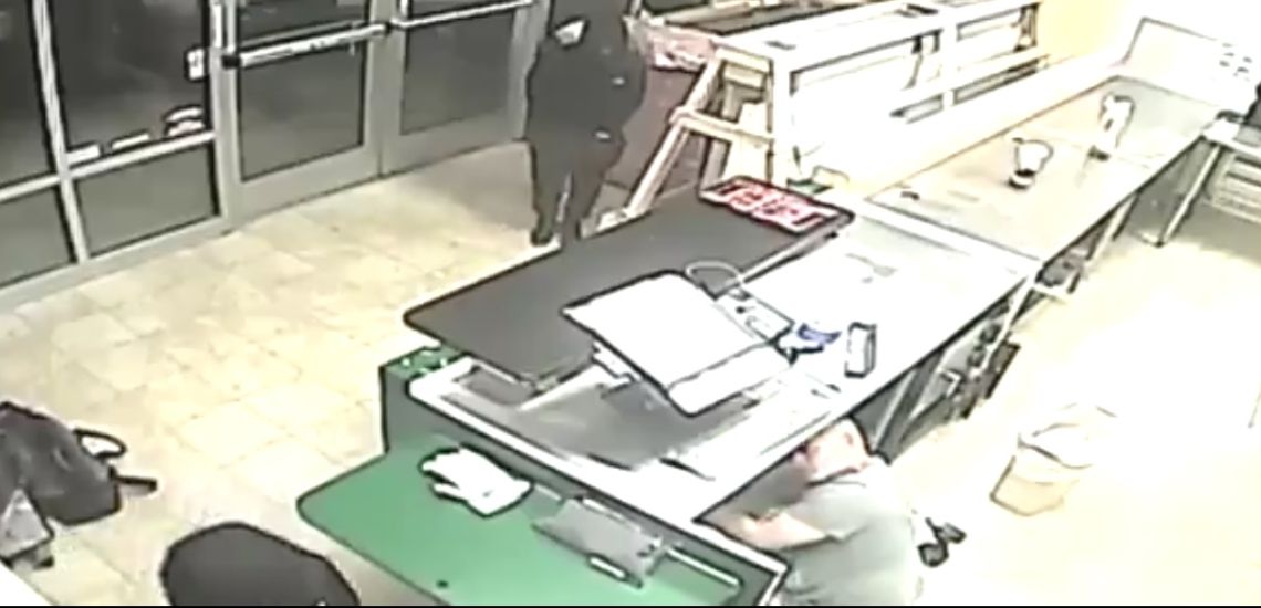 Η στιγμή που δυο ανήλικοι με όπλα «μπουκάρουν» σε κατάστημα και αρπάζουν τα χρήματα του ταμείου – Τράβηξε όπλο ο ιδιοκτήτης – ΒΙΝΤΕΟ