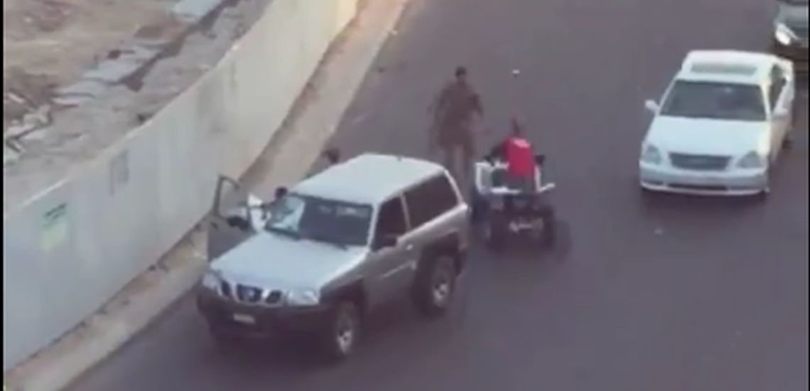 Η στιγμή που ομάδα μοτοσικλετιστών επιτίθεται σε αστυνομικό εκτός υπηρεσίας – Προσπάθησαν να τον πατήσουν με τις μοτοσικλέτες τους – VIDEO