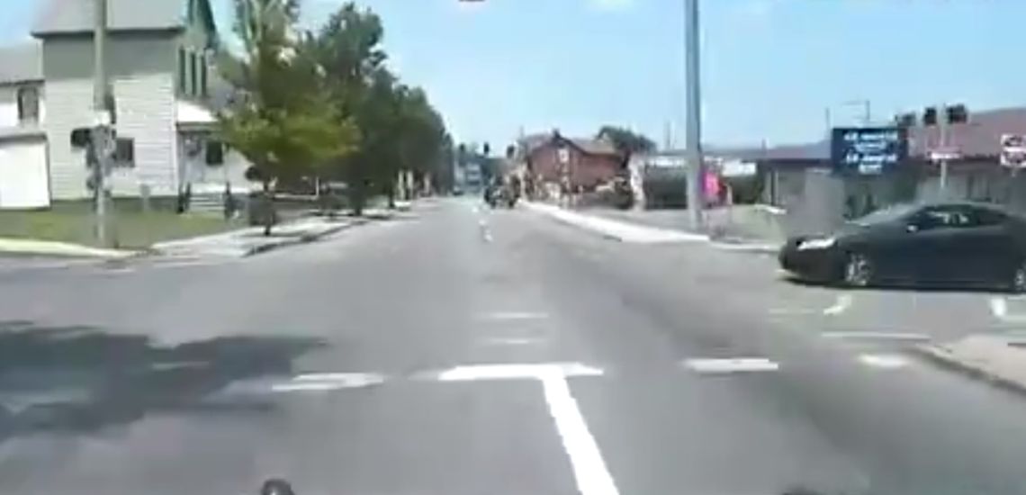 Τροχαία σύγκρουση αστυνομικού οχήματος σε διασταύρωση – Αναποδογυρίστηκε το περιπολικό – VIDEO