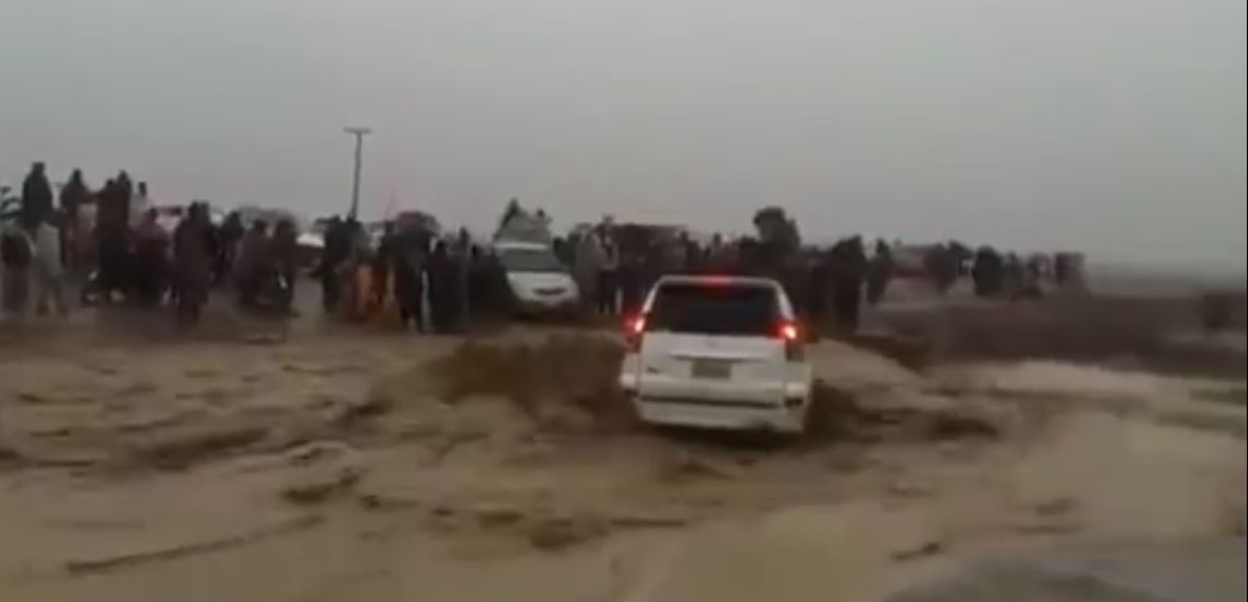 Η στιγμή που η γη «καταπίνει» αυτοκίνητο από τις πλημμύρες – Δυο τραυματίες και ένας νεκρός – ΒΙΝΤΕΟ