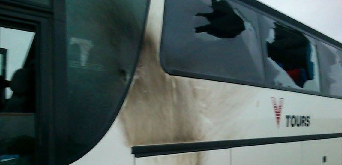 ΛΕΥΚΩΣΙΑ: Επίθεση στο λεωφορείο της ΑΕΚ στο round about του ΜΕΤΡΟ - Πετροβολισμός και σπασμένα τζάμια