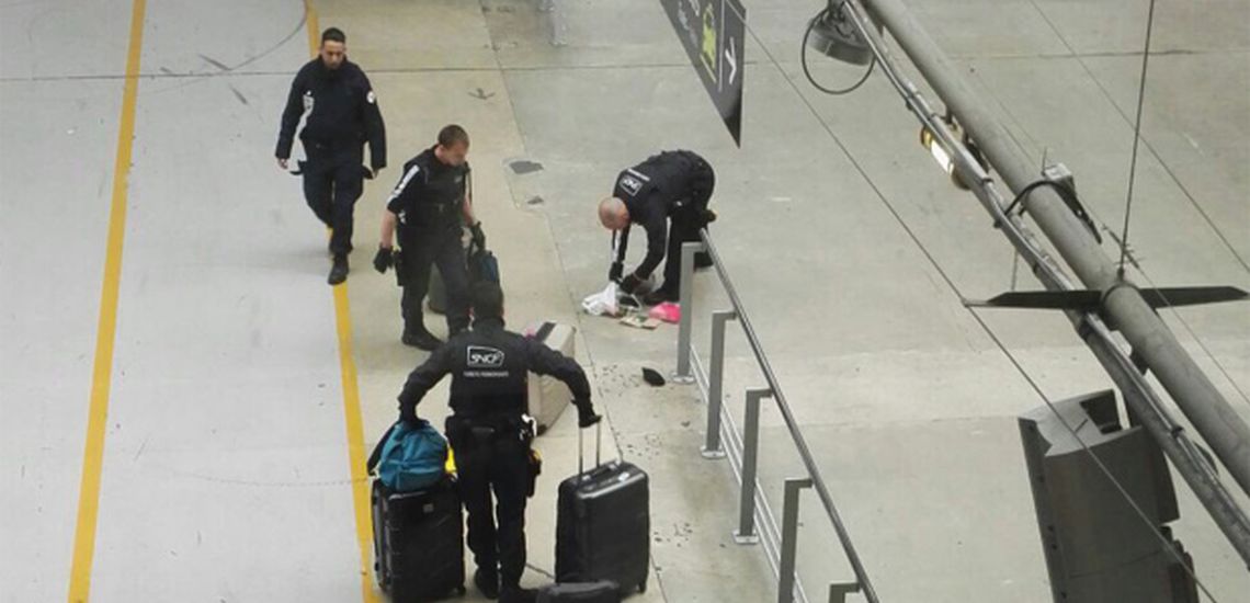 Πανικός σε σταθμό στο Παρίσι – Άνδρας απείλησε αστυνομικό με μαχαίρι