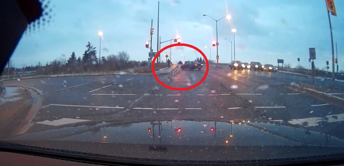 Παραλίγο τραγωδία – Έχασε τον έλεγχο του οχήματός του και ανέβηκε στο πεζοδρόμιο – «Έξυσε» πεζό - VIDEO