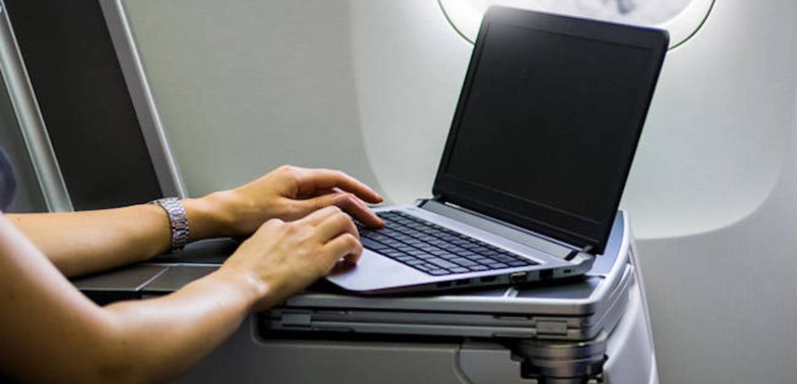 Μπορείς να πετάς και να χρησιμοποιείς το laptop σου; Τώρα μπορείς! - Πτήσεις με laptop και tablet προσφέρει η Emirates - VIDEO