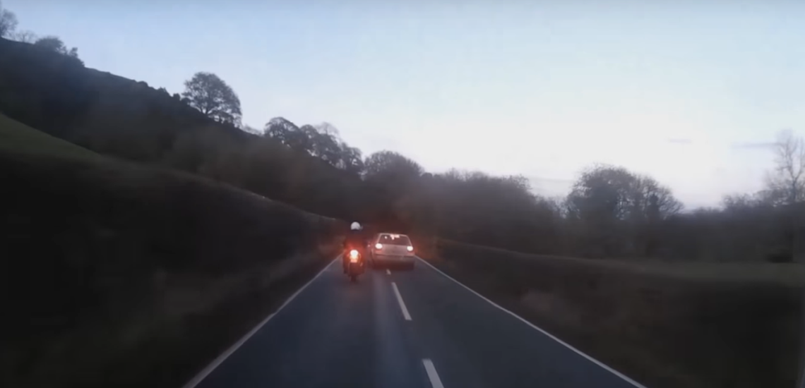 Σοκαριστικό βίντεο: Η στιγμή που αυτοκίνητο προσπερνά και συγκρούεται με μοτοσυκλέτα – Εγκατέλειψε την σκηνή αναπτύσσοντας ταχύτητα