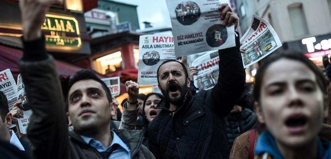 Διαμαρτυρίες με συγκρούσεις στην Τουρκία για το δημοψήφισμα – Πλήθος κόσμου σε Άγκυρα και Κωνσταντινούπολη