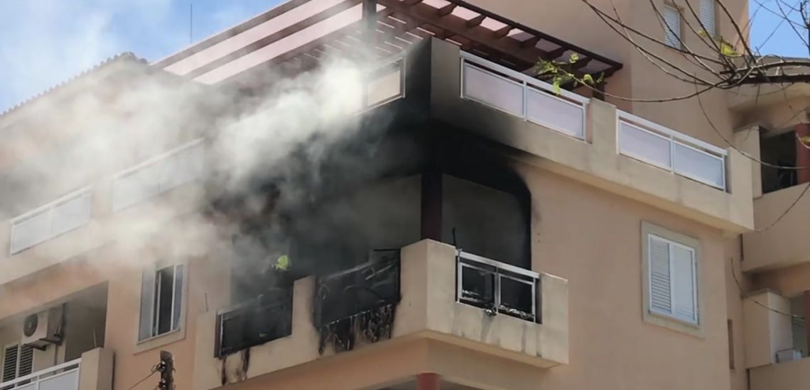 ΛΕΥΚΩΣΙΑ: Φωτιά σε διαμέρισμα κοντά από το Υπουργείο Άμυνας από μια αναμμένη φουκού – Στη σκηνή Πυροσβεστική και ασθενοφόρο – VIDEO