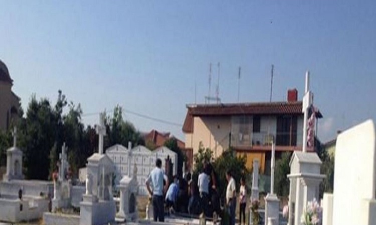 Ανατριχίλα στην Ελλάδα: Πάτερας κλείστηκε μέσα στο τάφο του παιδιού του για να πεθάνει