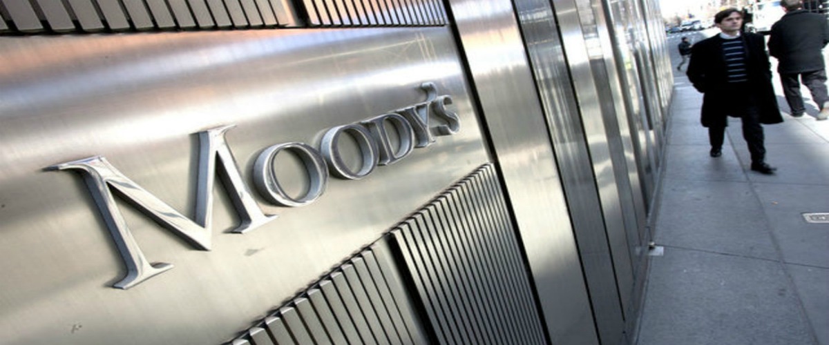 O οίκος Moody’s υποβαθμίζει τις ελληνικές τράπεζες