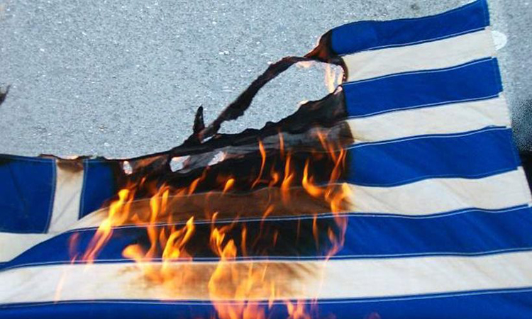 Έκαψαν ελληνική σημαία - Χειροπέδες σε πέντε άτομα στο Ναύπλιο