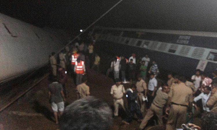 Ινδία – Πτώση τρένων από γέφυρα! 24 νεκροί