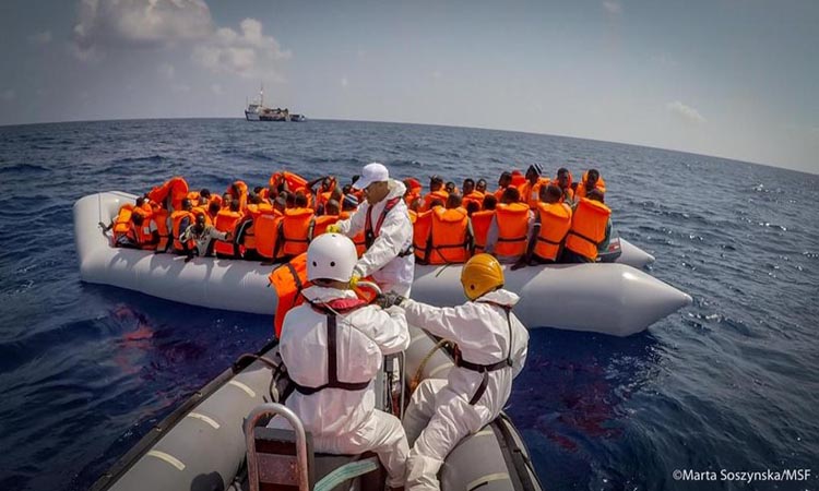 Σκάφος με εκατοντάδες μετανάστες ανετράπη ανοιχτά της Λιβύης