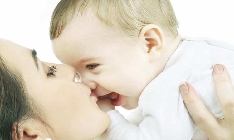 Γιατί οι γονείς δεν πρέπει να φιλούν τα παιδιά τους στο στόμα