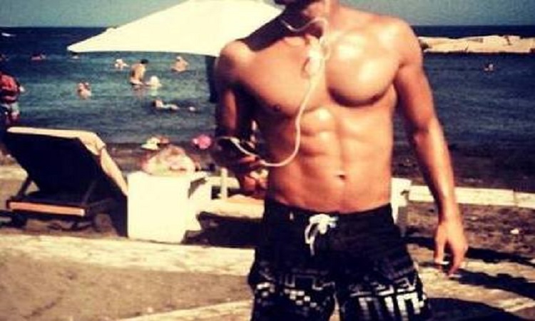 Κύπριος τραγουδιστής αναστατώνει με την παρουσία του στην παραλία!
