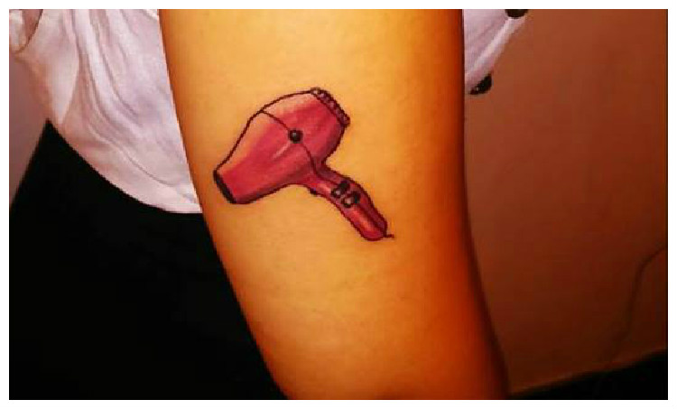 Πολλά καλό! Είναι ίσως το καλύτερο «πιστολάκι» στην Κύπρο - Ποιά γνωστή κομμώτρια χτύπησε αυτό το tattoo;