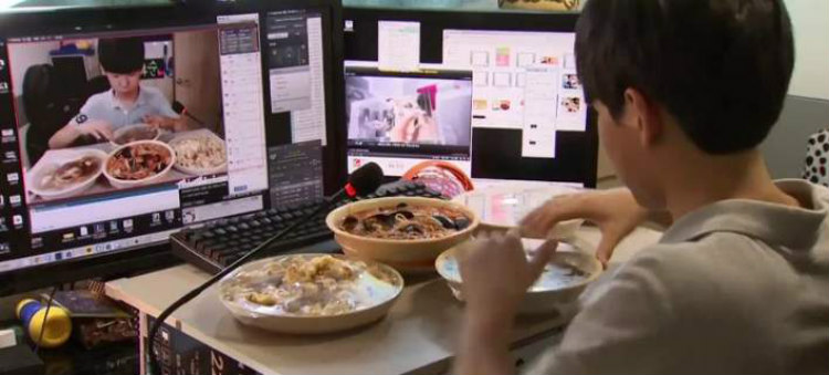 Ενας 14χρονος βγάζει 1.500 δολάρια την ημέρα -Απλά τρώει το βραδινό του μπροστά στην κάμερα