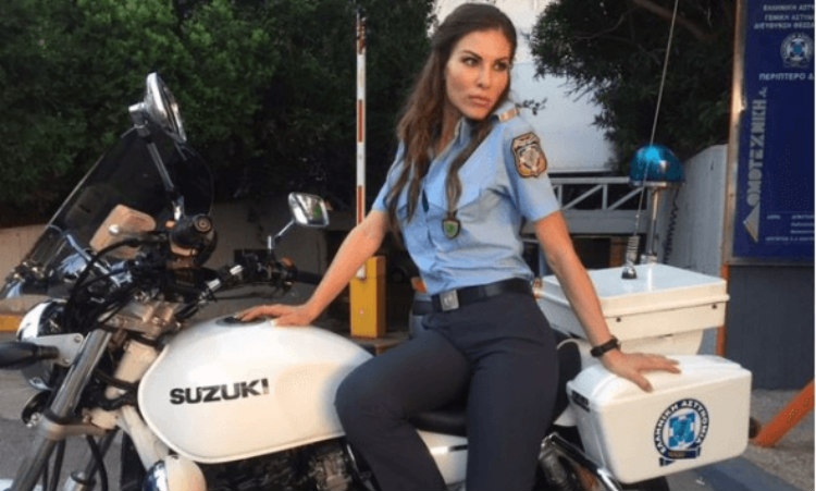Η σέξι μελαχρινή αστυνομικός που τρέλανε τη Θεσσαλονίκη -Πόζαρε πάνω στη μοτοσικλέτα