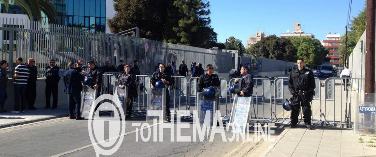 Υπό δρακόντεια μέτρα ασφάλειας η εκδήλωση των κατόχων αξιογράφων (ΦΩΤΟΓΡΑΦΙΕΣ)