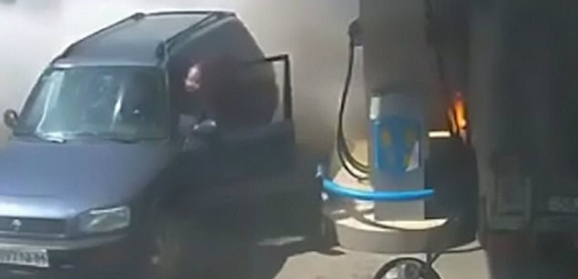 Η «εξυπνάδα» στο μεγαλείο της! Άντρας άναψε αναπτήρα για να δει αν έχει γεμίσει το αυτοκίνητο βενζίνη - VIDEO