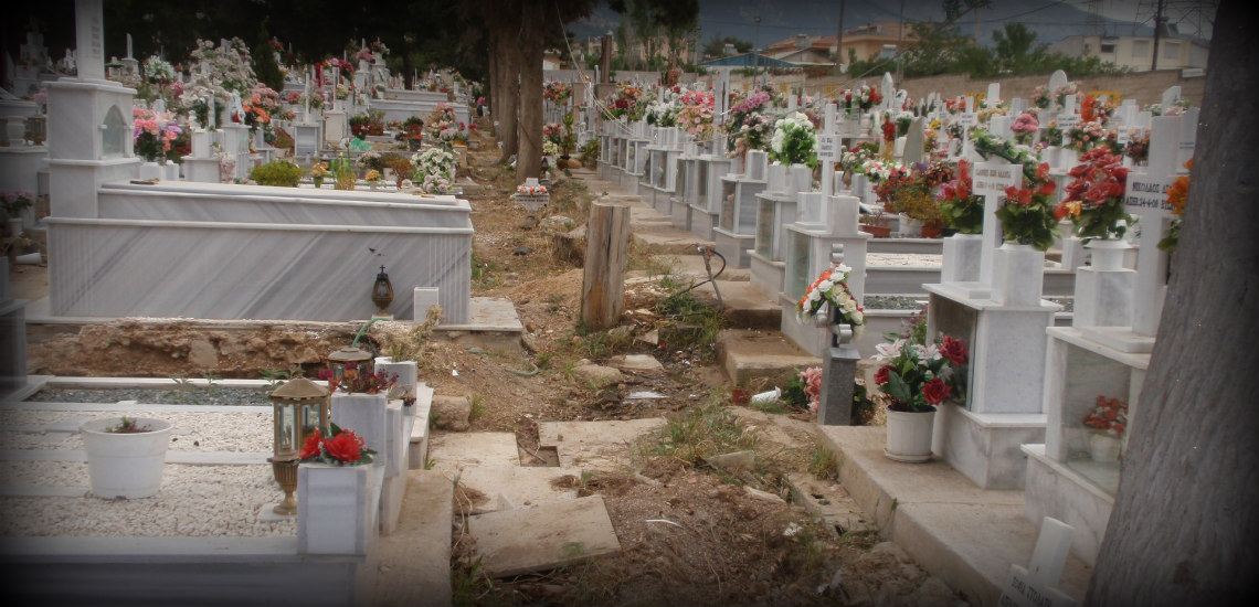 Ανατριχιαστικό! Άνδρας κοιμάται μέσα σε τάφο σε νεκροταφείο - VIDEO
