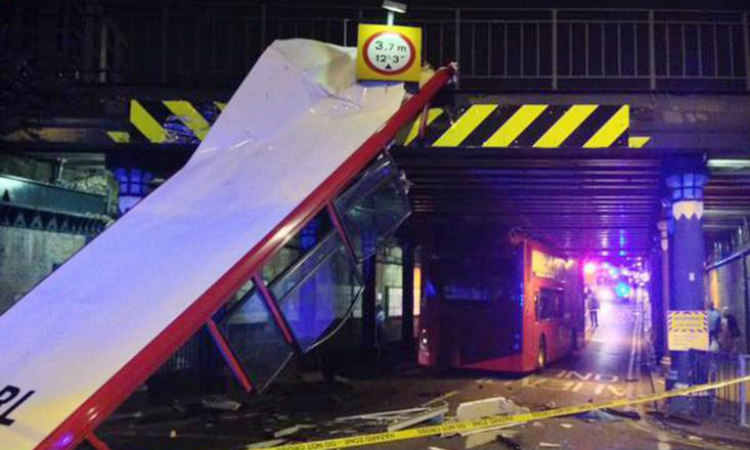 ΛΟΝΔΙΝΟ: Σύγκρουση διώροφου λεωφορείου σε σιδηροδρομική γέφυρα - Αποκόπηκε η οροφή - ΦΩΤΟΓΡΑΦΙΑ