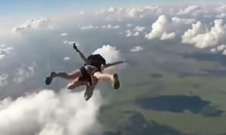 22χρονη έκανε ελεύθερη πτώση από αεροπλάνο ολόγυμνη -ΒΙΝΤΕΟ