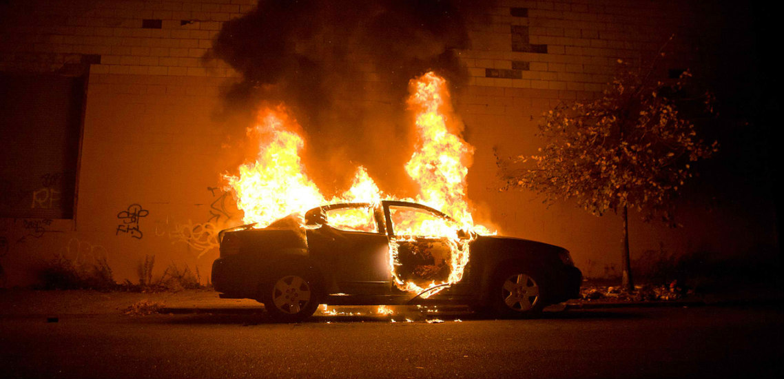 ΤΡΑΥΜΑΤΙΣΜΟΣ 19ΧΡΟΝΟΥ ΣΤΡΑΤΙΩΤΗ: Από αυτοσχέδιο βεγγαλικό ξέσπασε η φωτιά στο αυτοκίνητο