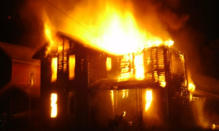 Ασύλληπτη τραγωδία στην Ελλάδα! 4χρονος κάηκε μετά από πυρκαγιά στο σπίτι του- Πιθανή αιτία ένα κερί