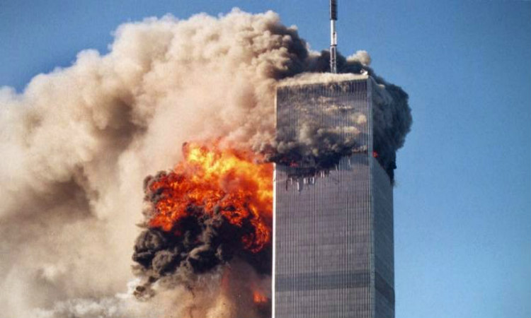Η φωτογραφία από την τρομοκρατική επίθεση της 11ης Σεπτεμβρίου που συγκλόνισε τον κόσμο - Η άγνωστη ιστορία του  «ανθρώπου σε πτώση»