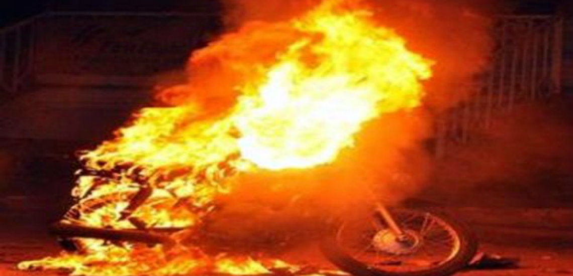 ΛΕΥΚΩΣΙΑ: Έκαψαν μοτοποδήλατο στην μέση του δρόμου - To είχαν κλέψει λίγο νωρίτερα