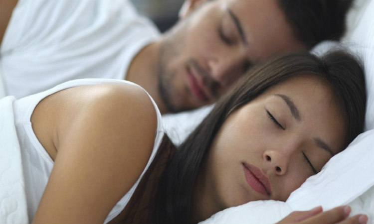 Έρευνα: Αριστερά ή δεξιά κοιμούνται όσοι απατούν;