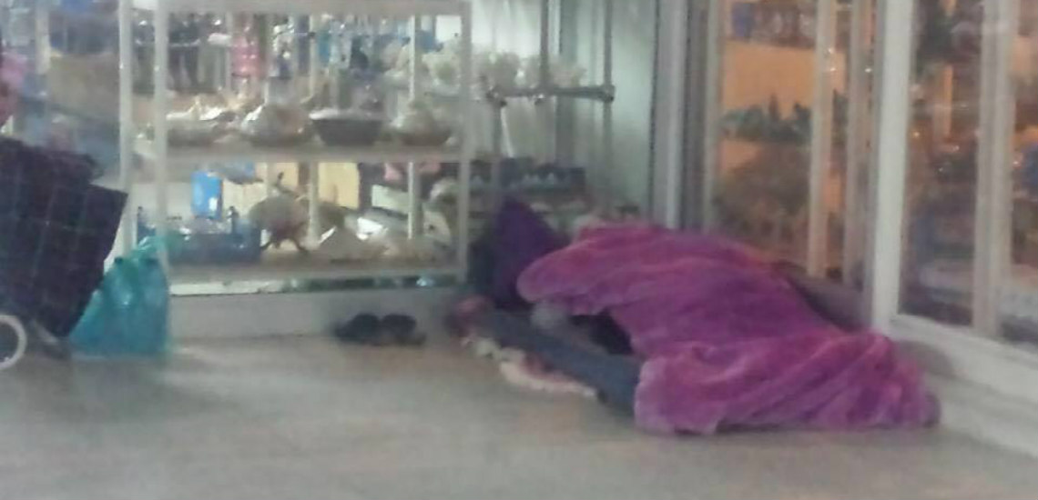 ΛΑΡΝΑΚΑ: Ηλικιωμένη γυναίκα κοιμάται στην μέση του δρόμου – Το κάνει κατ΄ επιλογή - ΦΩΤΟΓΡΑΦΙΕΣ