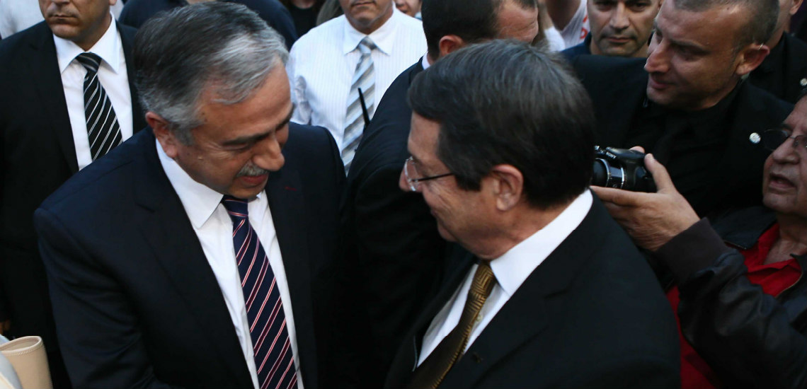 «Τέλος το Κυπριακό τον Ιούλιο»- Επαναρχίζουν σε κλίμα απειλών και εκβιασμών οι συνομιλίες των δύο ηγετών